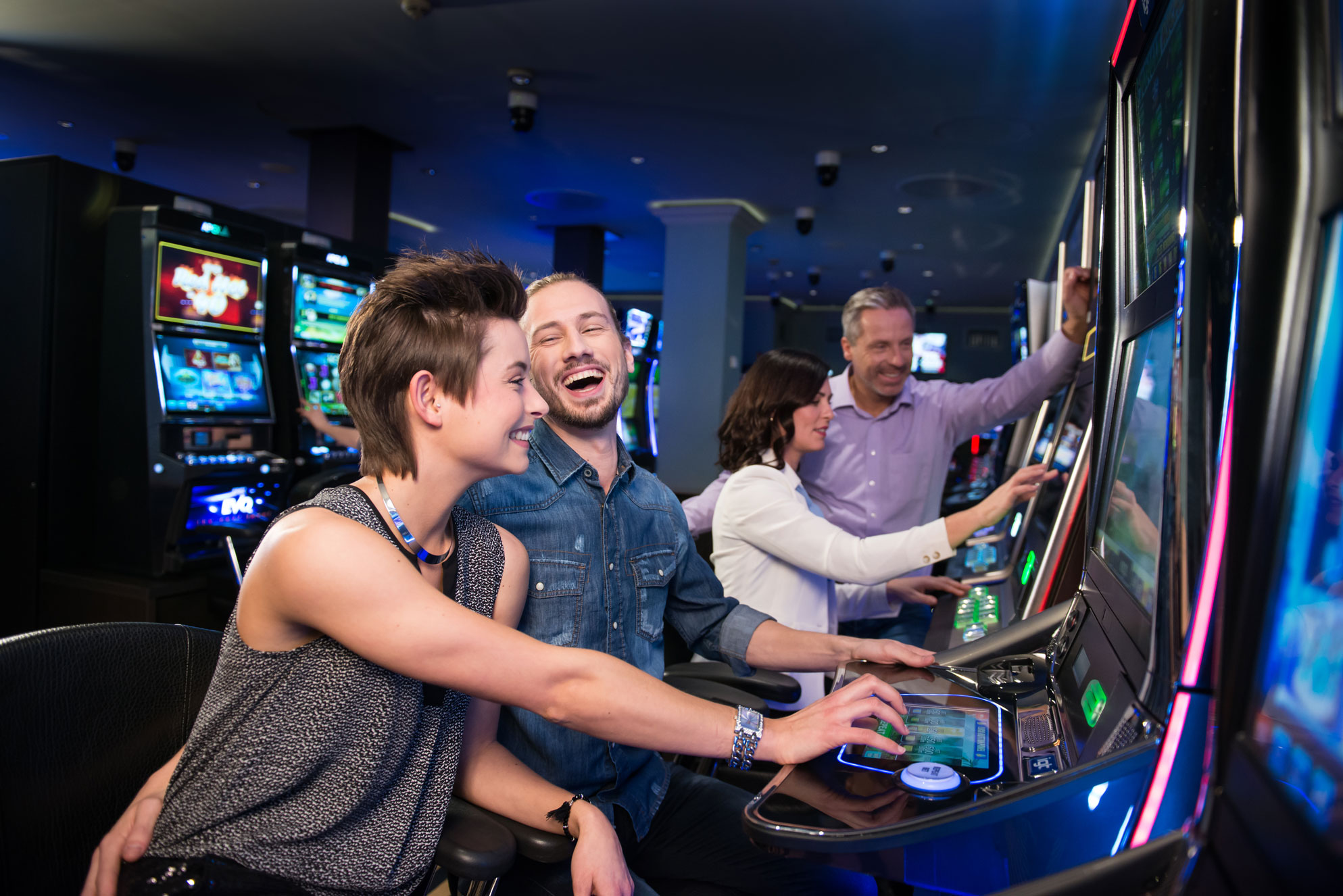Ein Pärchen hat Freude an einer Slot Machine
